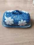 Duża  ceramiczna maselnica w kobalcie