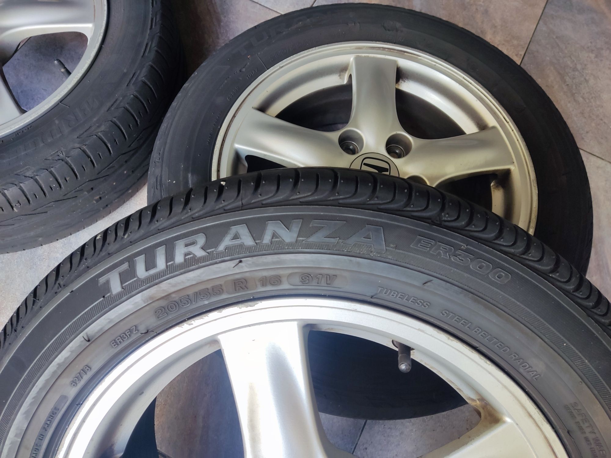 Jantes 16" com pneus Bridgestone Turanza