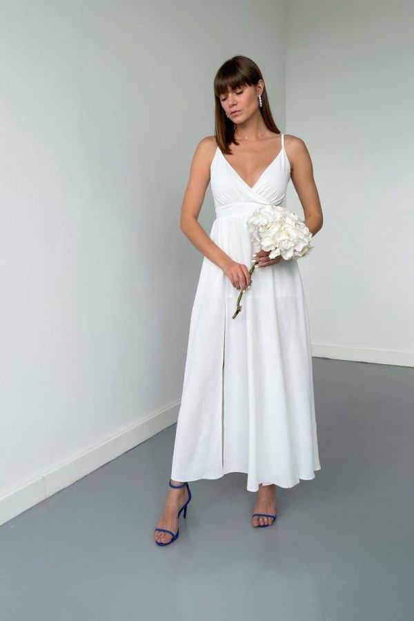 Легка сукня міді на тонких бретелях білого кольору з двома вирізами