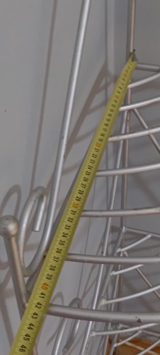 Narożny metalowy kwietnik