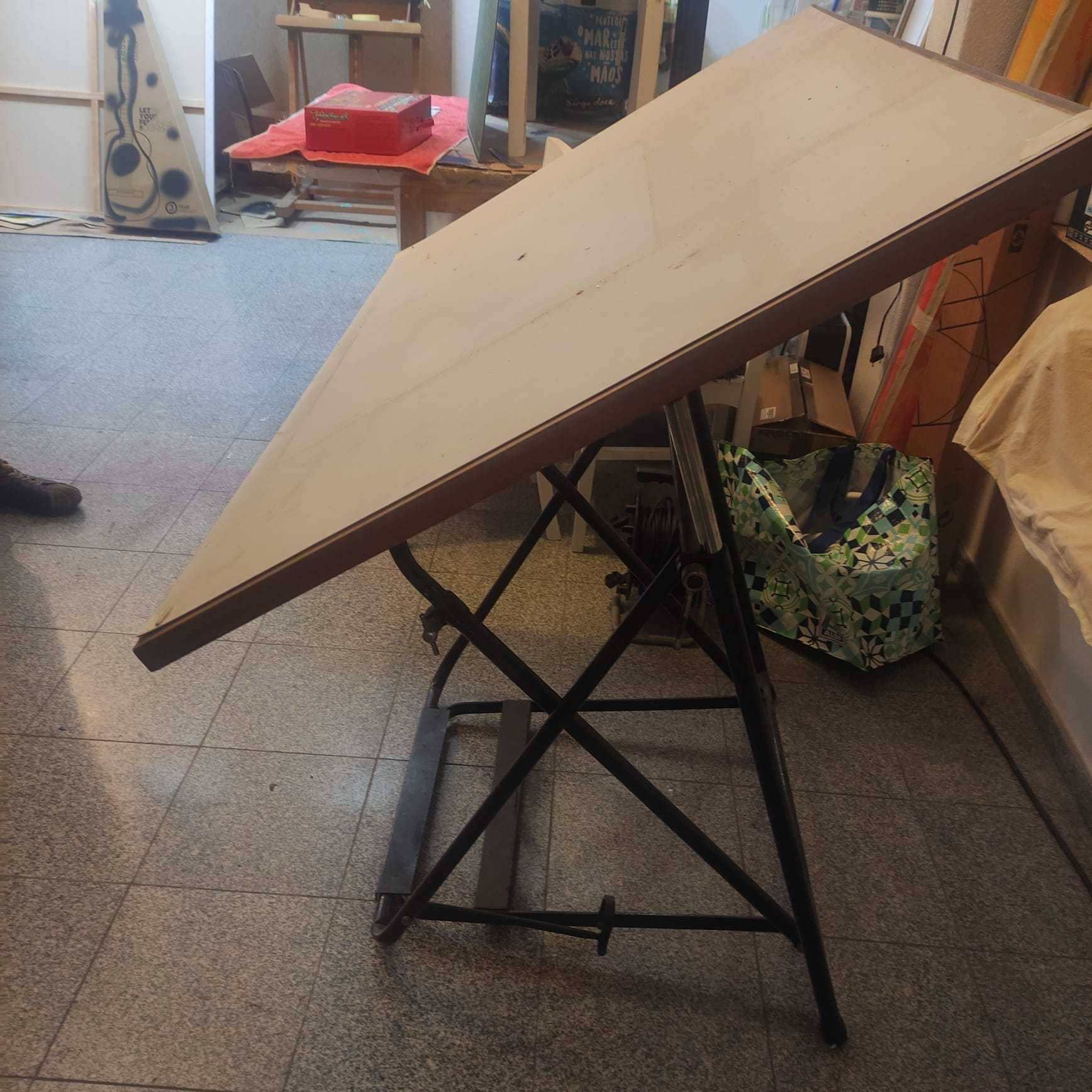 Estirador e máquina desenho