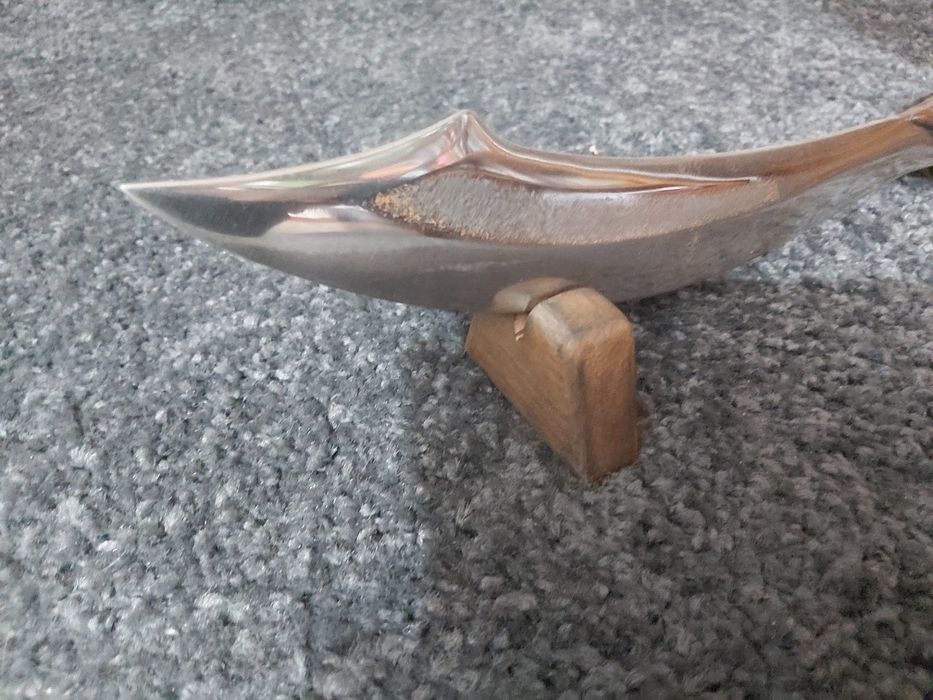 Faca artesanal forjada à mão – lâmina curva em aço e cabo em madeira