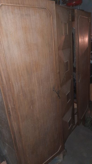 Roupeiro antigo. Madeira maciça