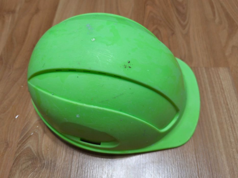 Kask budowlay zielony BHP ochrona głowy