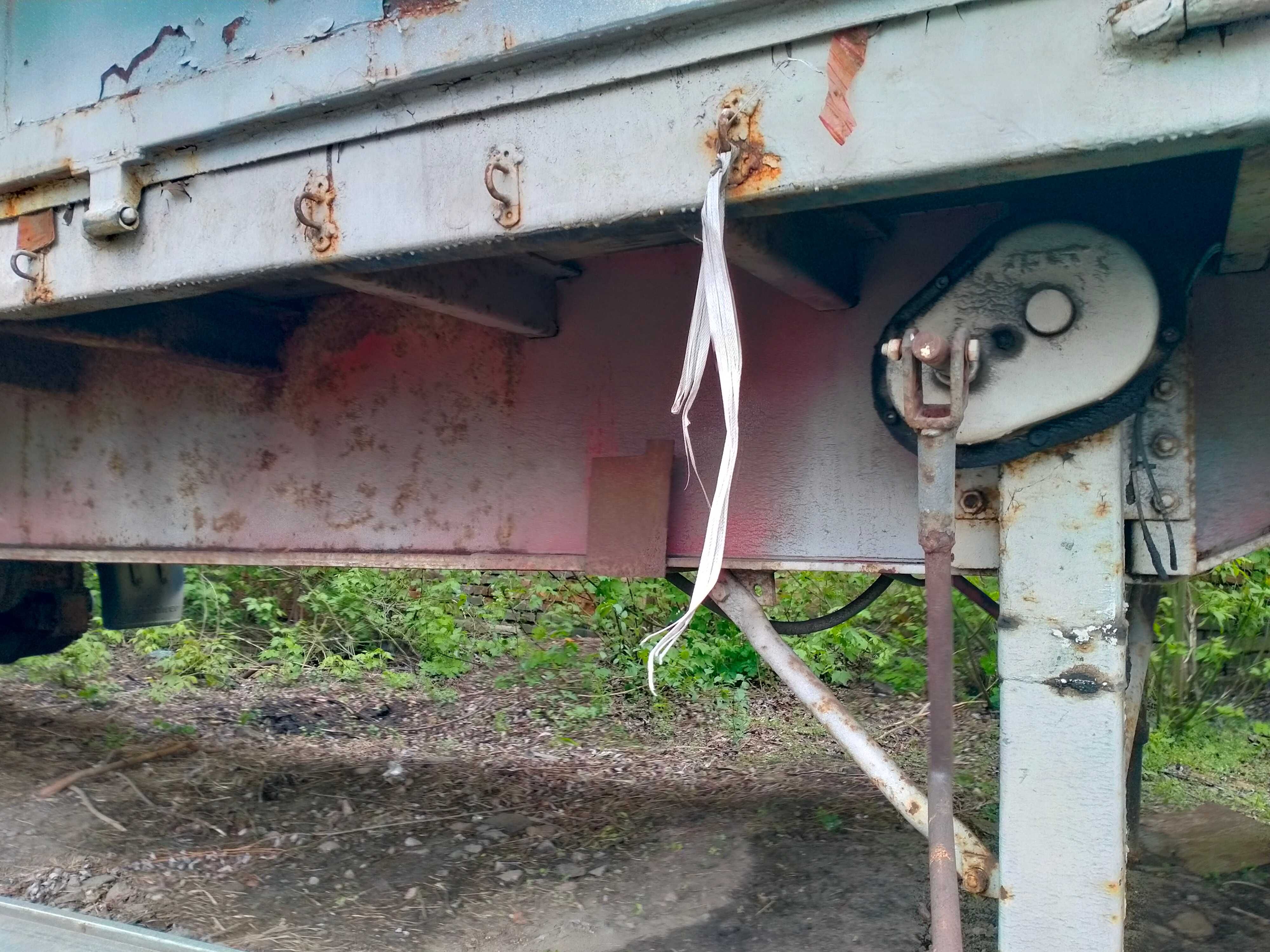 Напівпричіп з дуже міцною рамою,під зерновоз або лісовоз,