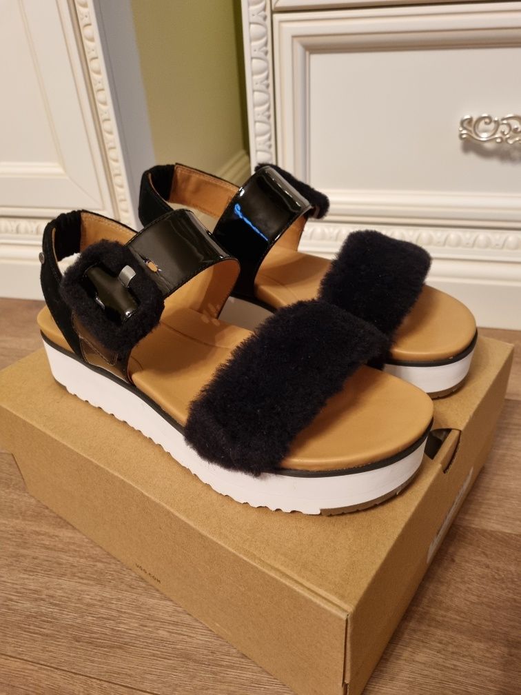 Босоножки Ugg  Wle Fluff 26,5 см