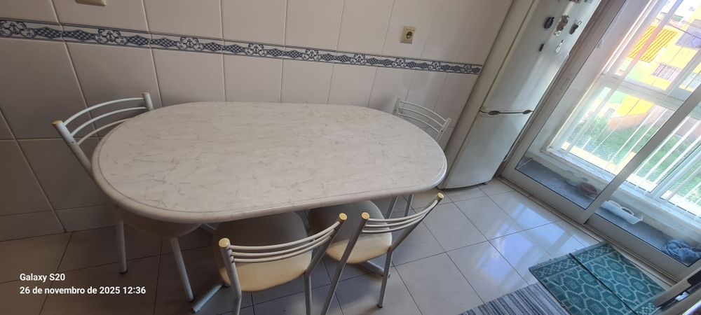 Mesa de cozinha  e cadeiras