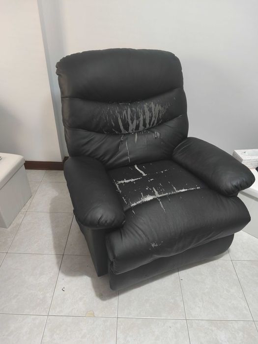 2 Poltronas com massagem e apoio de pernas
