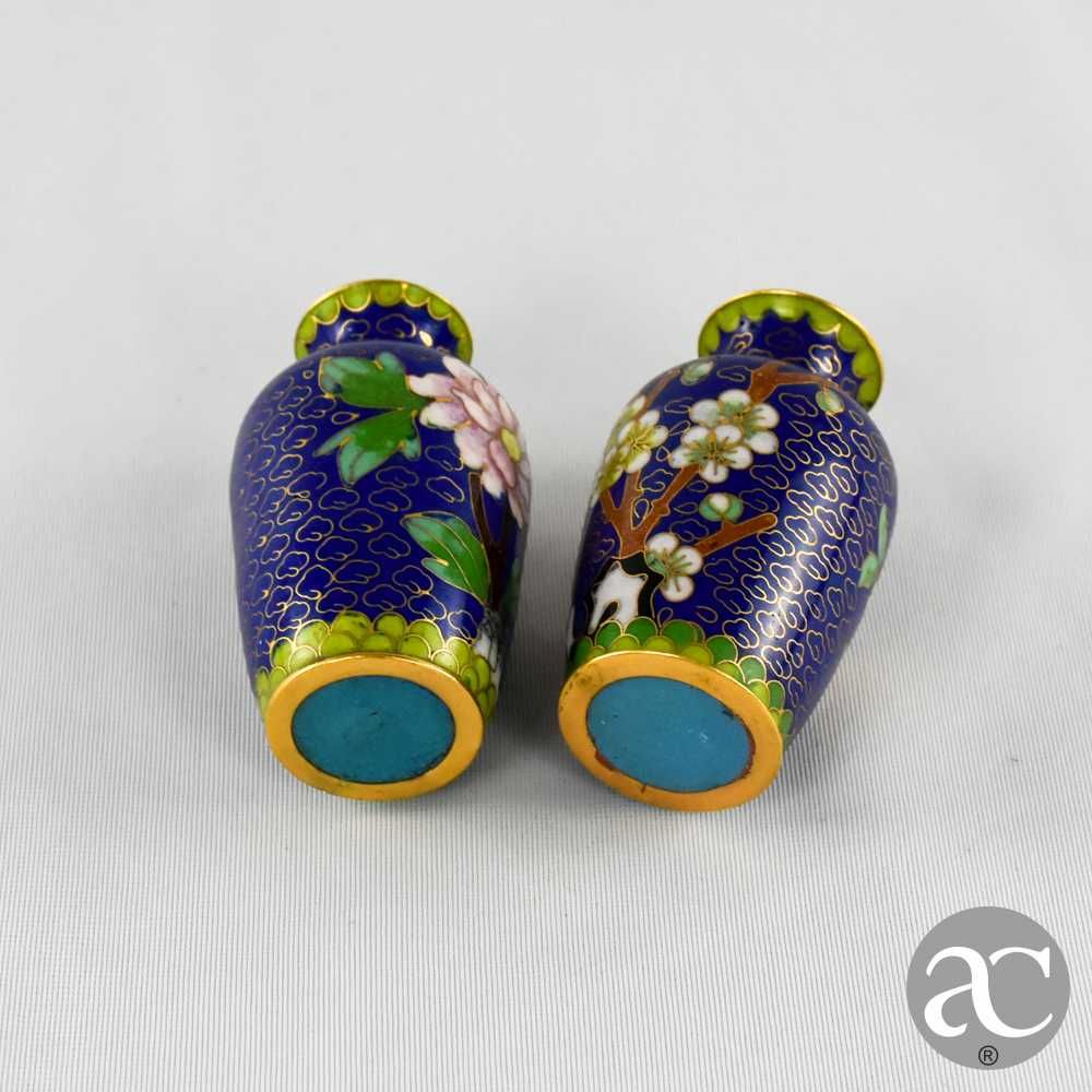 Par de pequenas jarras em cloisonné, China, com base em madeira N3