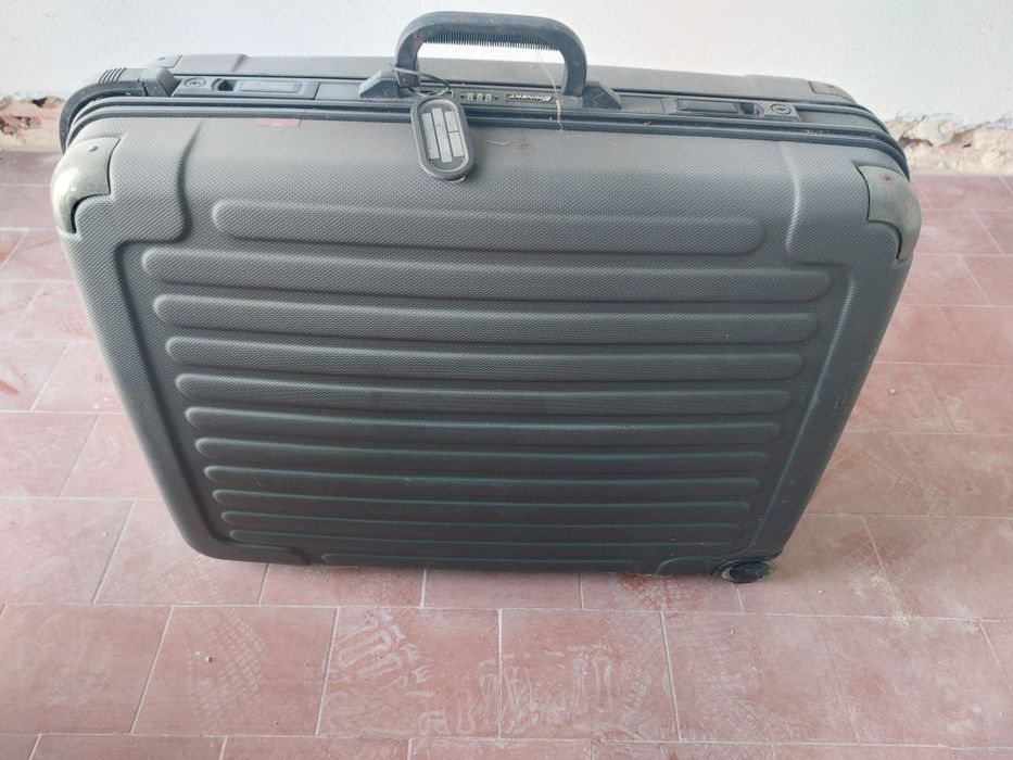Mala grande viagem cinzenta com segredo