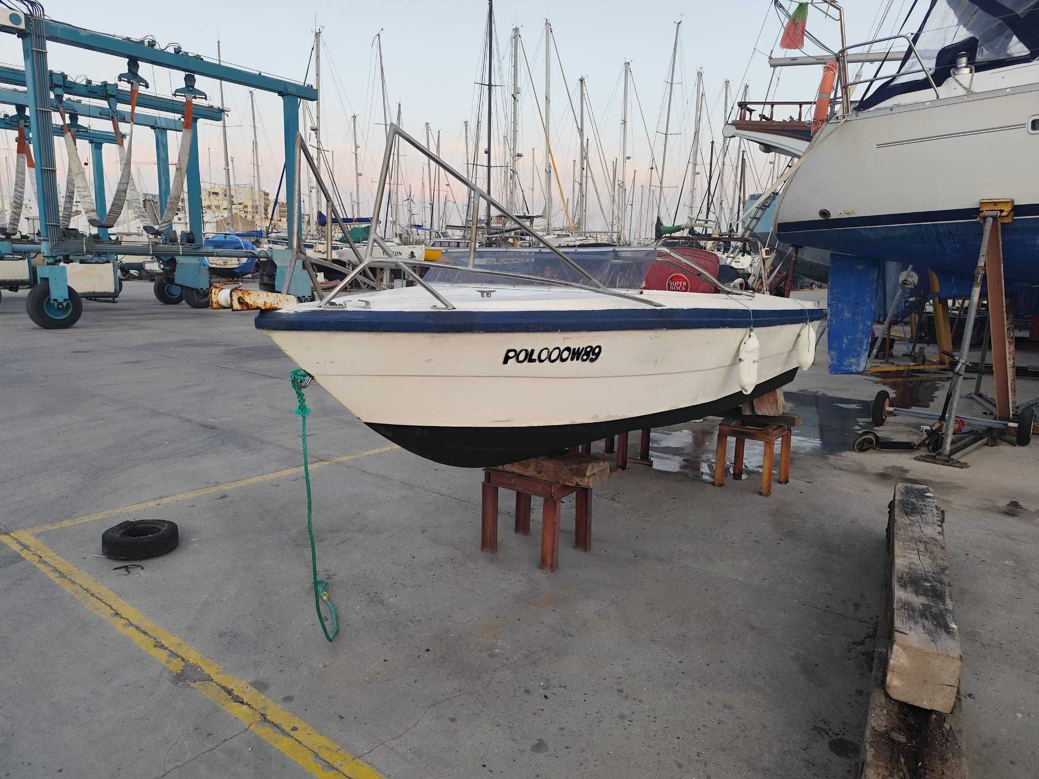 Vendo barco Argus 450 com motor 20hp 4 tempos 35h de uso