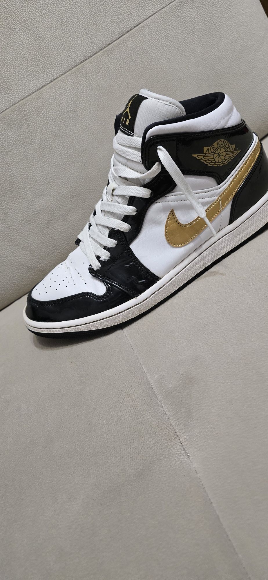 Jordan 1 Mid Patent Black White Gold
