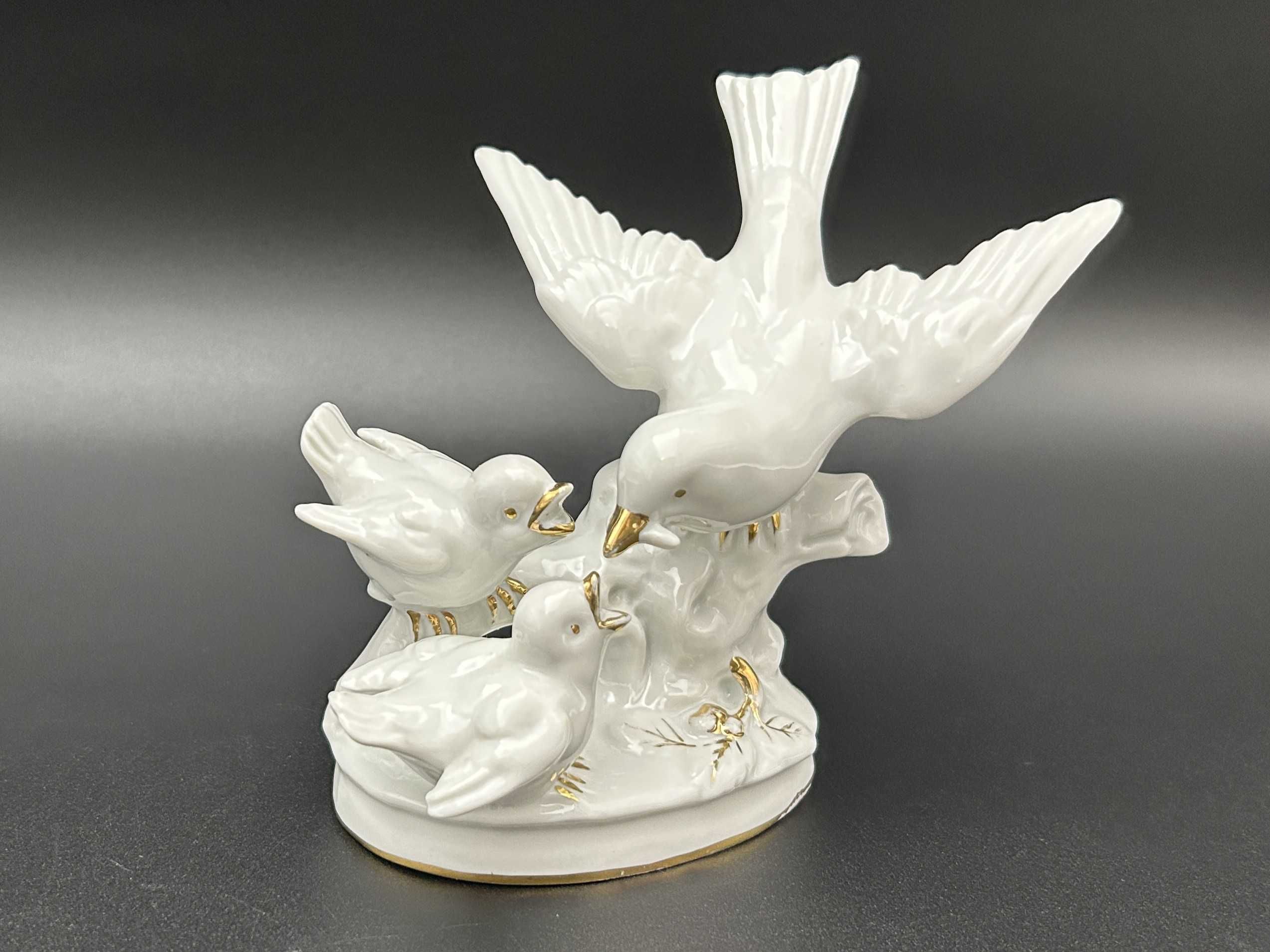 Figurka:”Turkawka karmiąca pisklęta”symbol przyjaźni,miłości i oddania