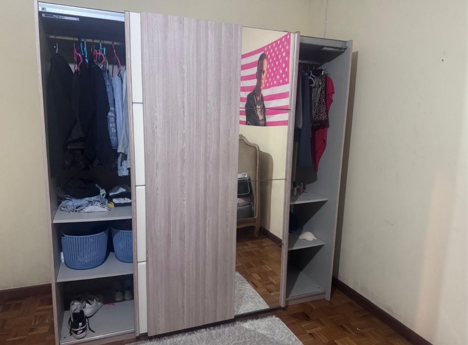 Guarda fatos  portas de correr com espelho, moderno e bom estado