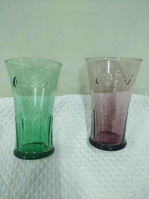 Variedade de copos antigos com publicidade para coleção