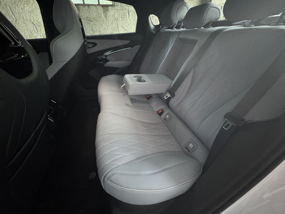 Auto do ślubu BYD SEAL z kierowcą
