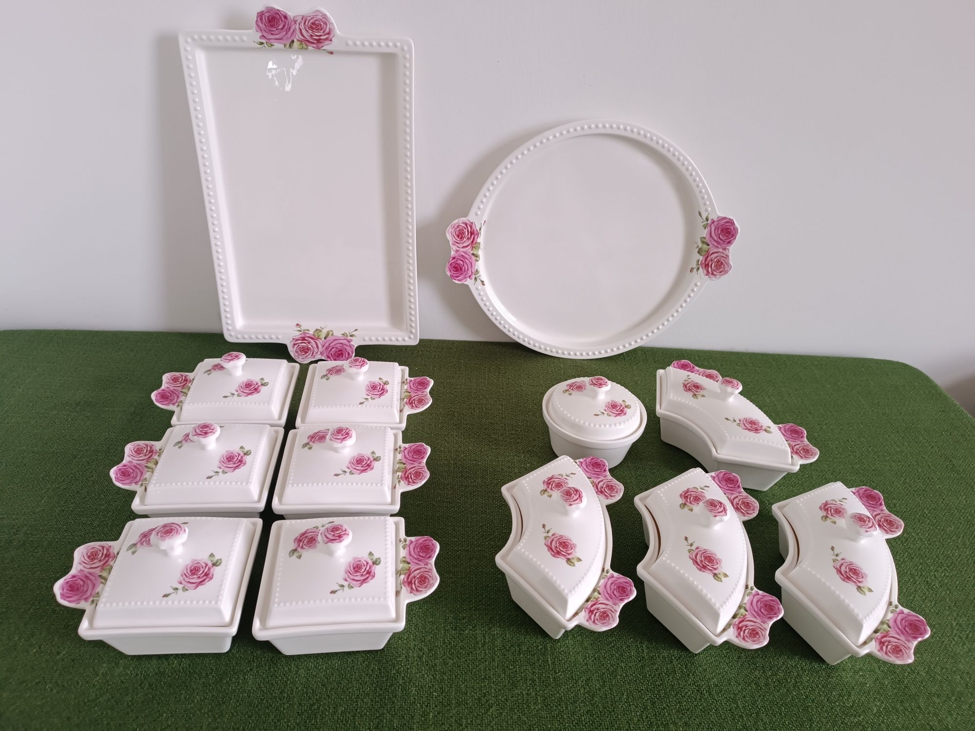 Ceramiczne pojemniki z motywem róż