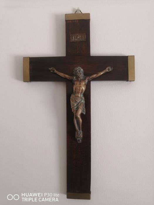 Cristo na cruz em bronze