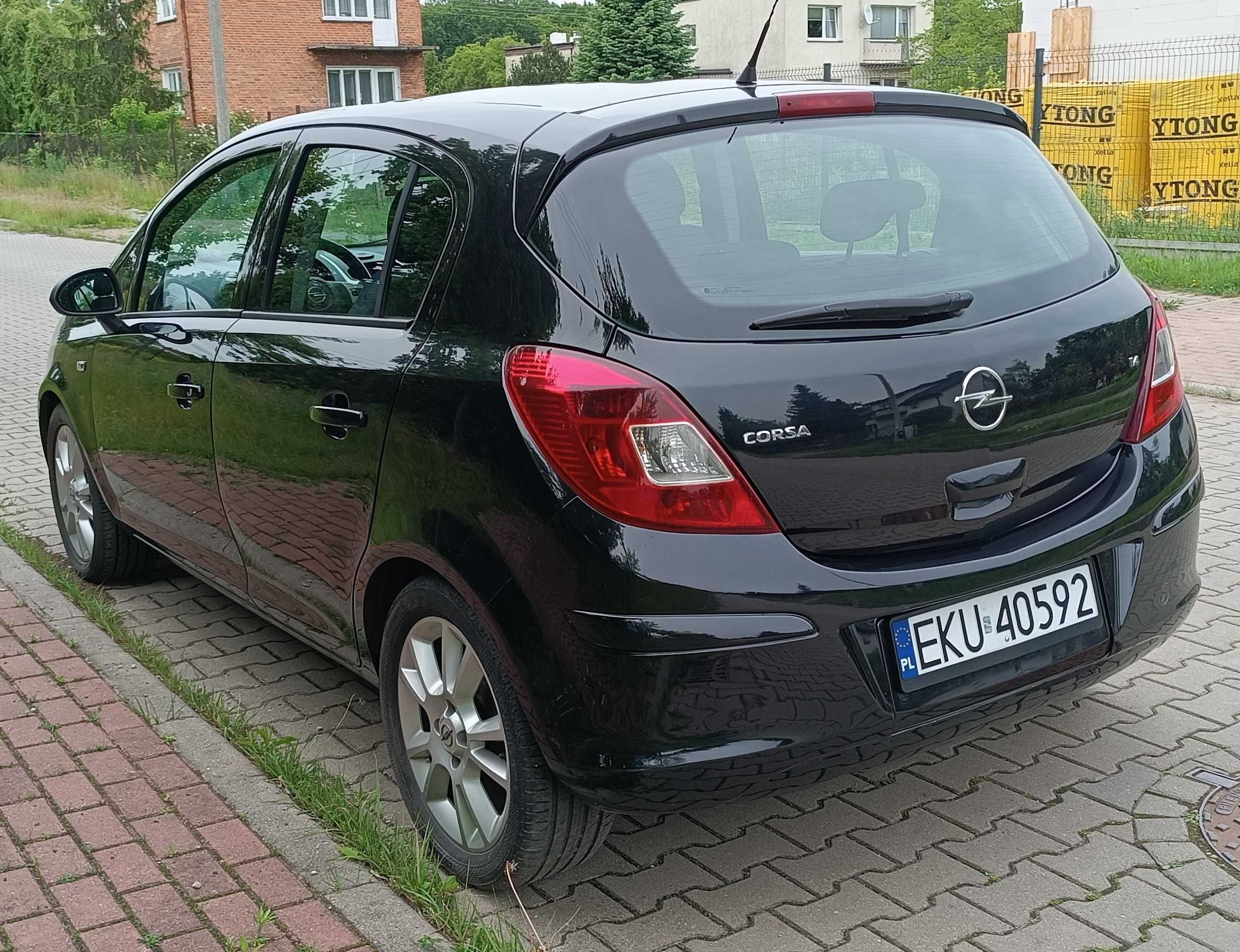 Opel Corsa D 1,4 ecotec z fabrycznym bagażnikiem na 2 rowery