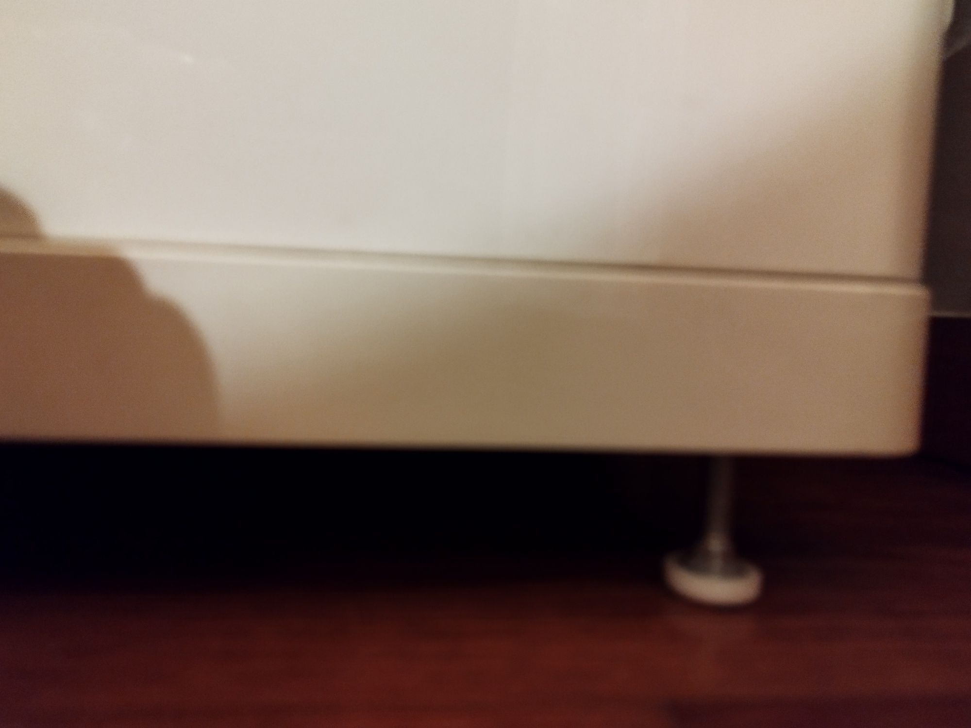 Cómoda lacada de branco IKEA