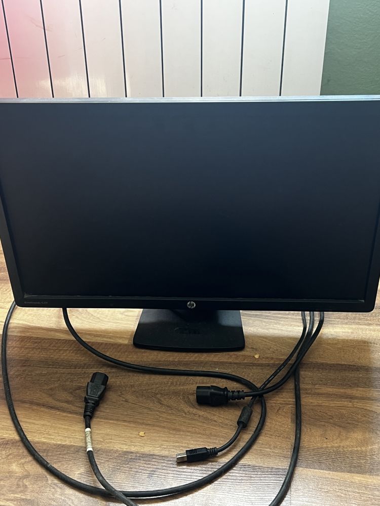 Komputer gamingowy z monitorem i pudełkami.
