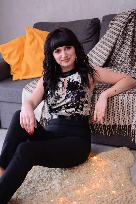 Стильний жіночий комбінезон з паєтками