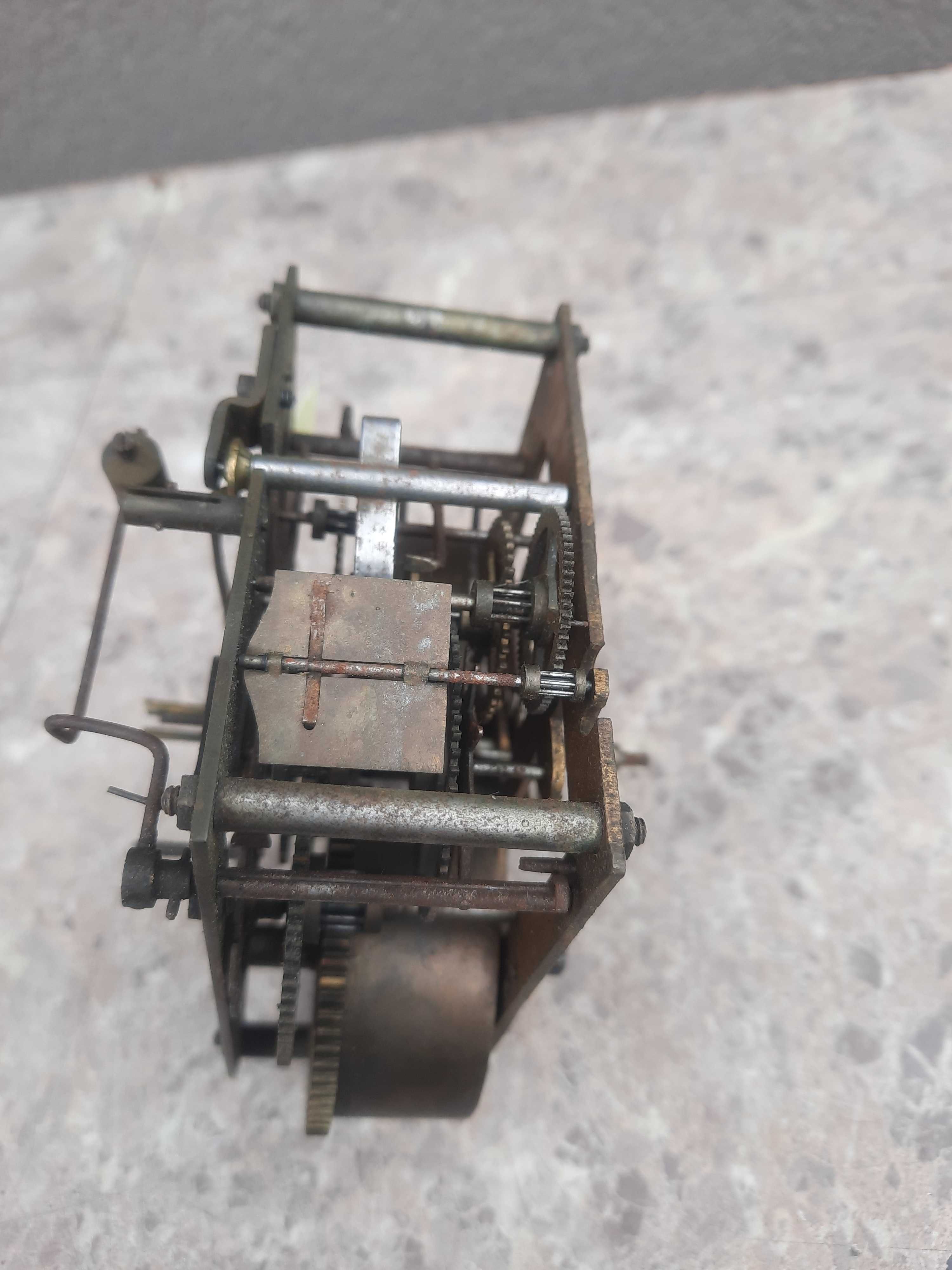 460 Mechanizm starego zegara ściennego kienzle miniatury