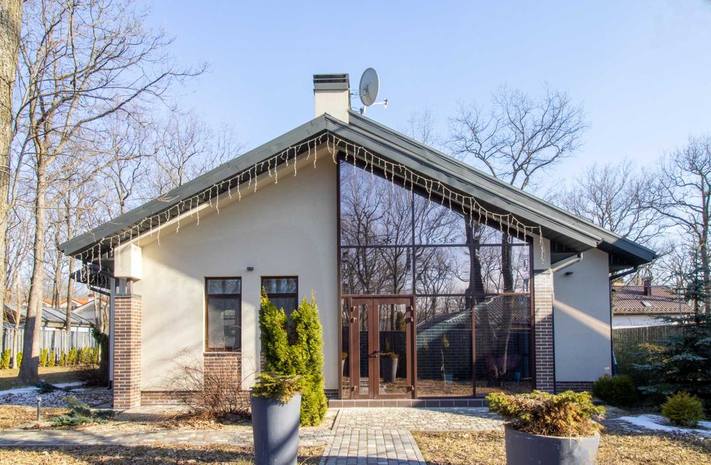 У продажі сучасний будинок с басейном в селищі Лісне! Без комісії!