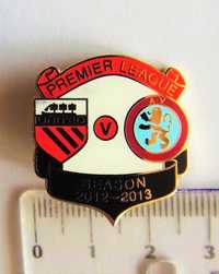 pin meczowy Manchester United vs Aston Villa emalia agrafka