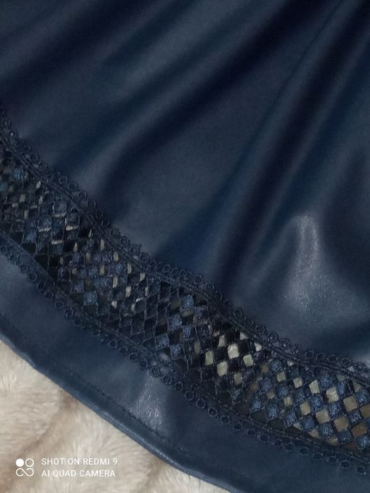 Шкільна спідниця шкірозамінника синього кольору