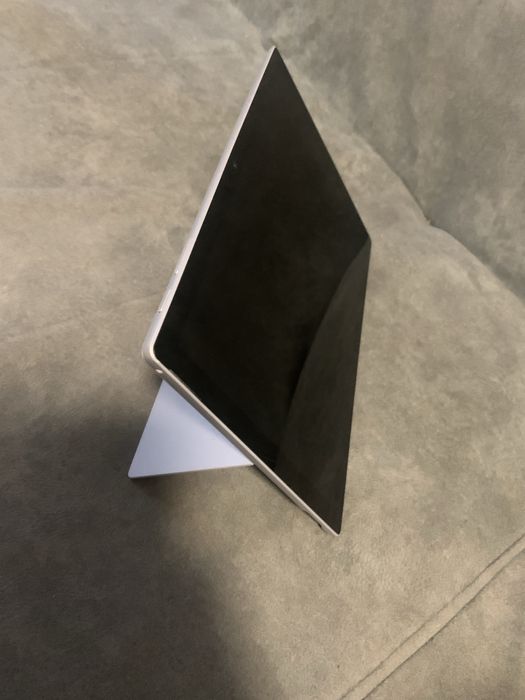 Продам планшет Microsoft surface pro 5 4/128 (аккум 97%)