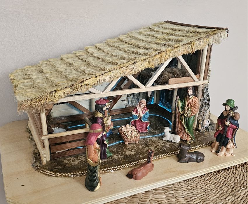 Szopka ze skałą z podświetleniem + 10 figurek.Ręcznie wykonana