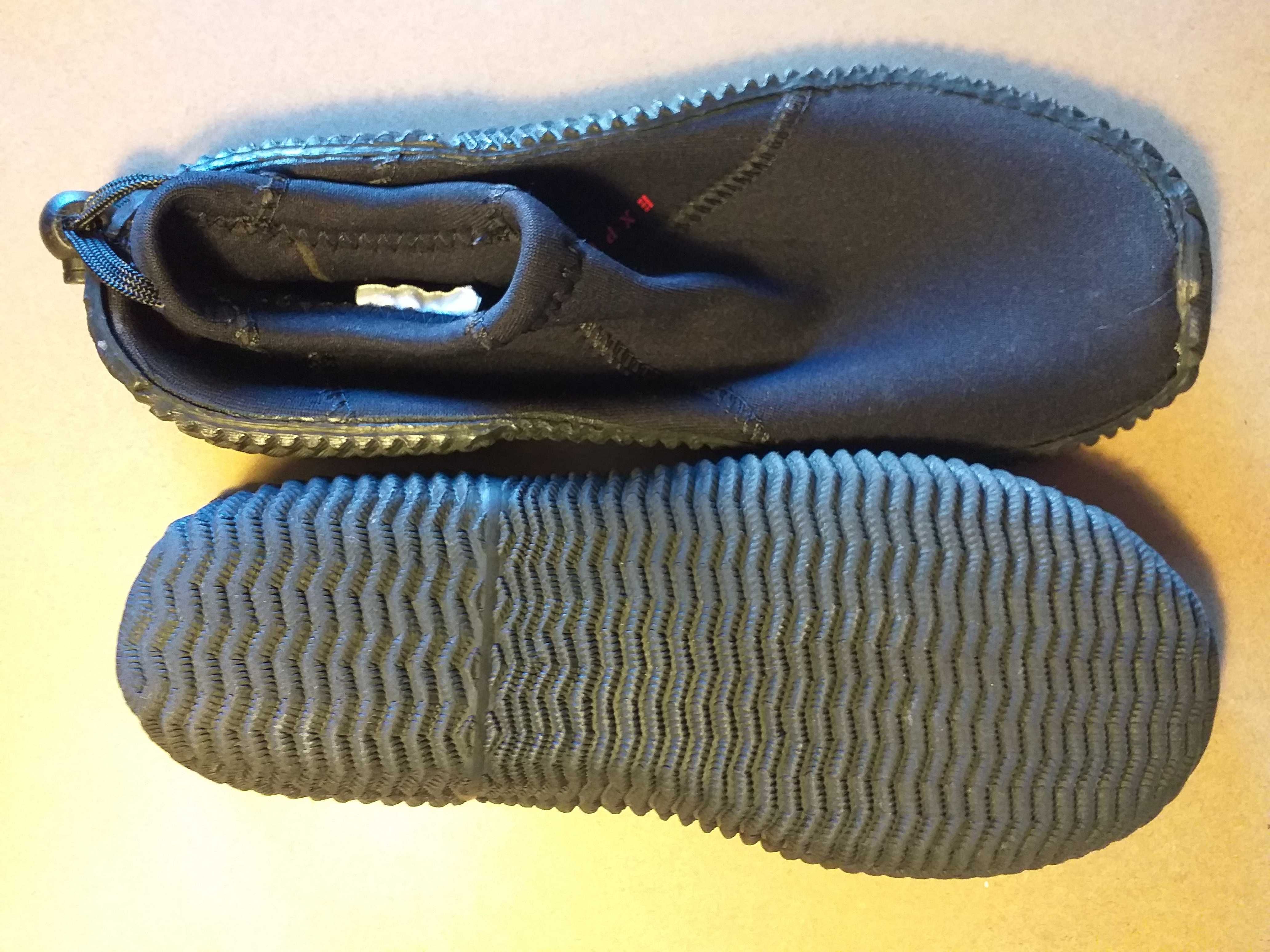 Sapatos Deccathlon para andar em ambientes de água