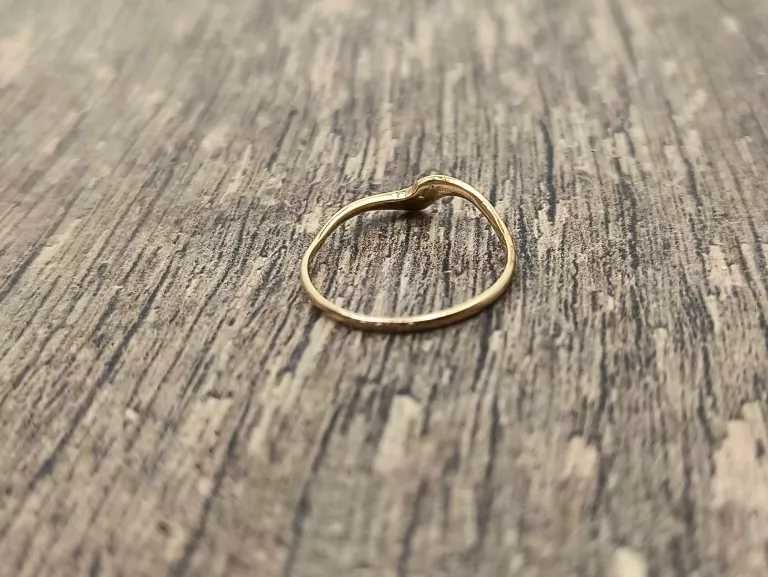 Złoty pierścionek z cyrkonią r:11 585 w:0,72g