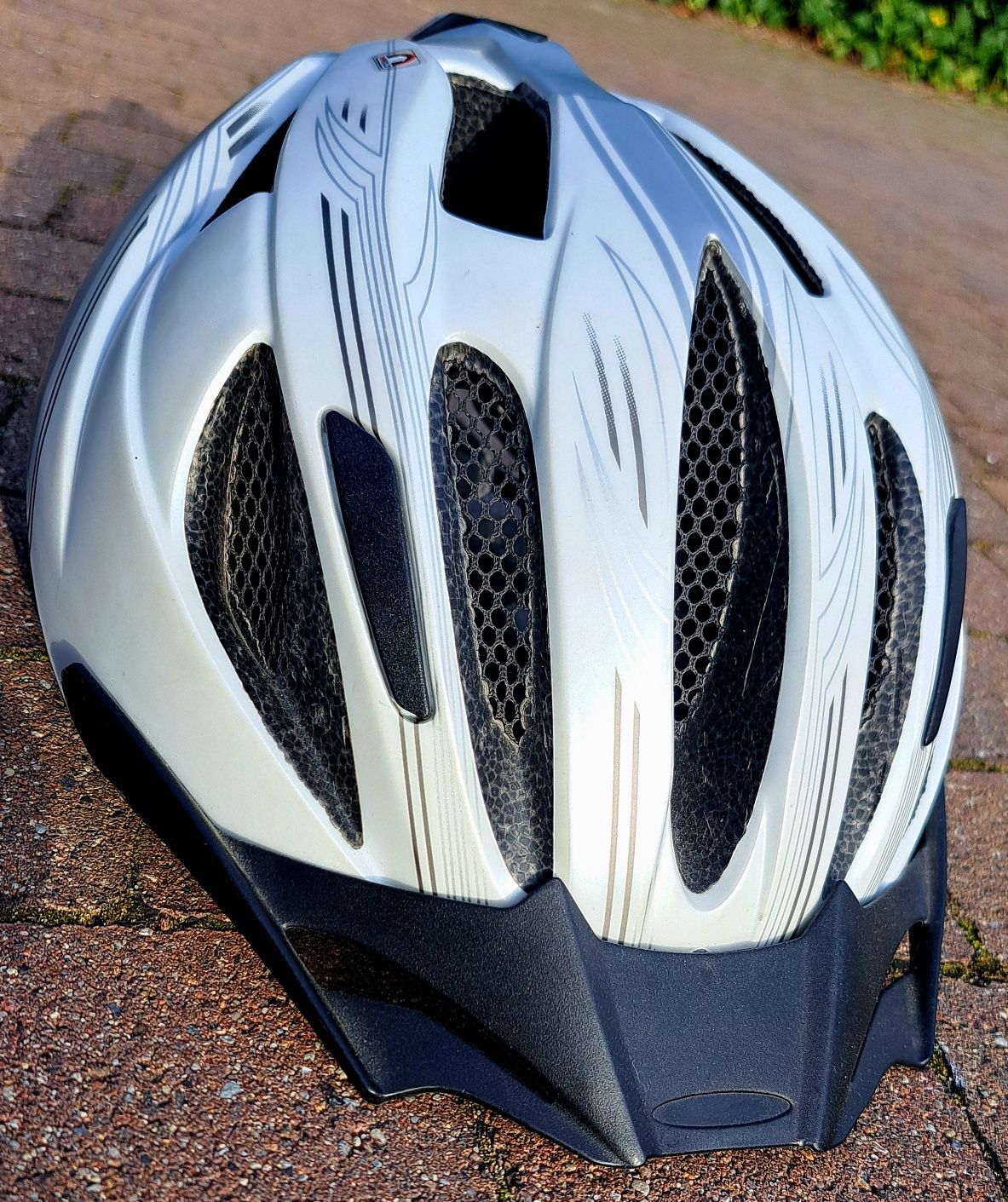 Kask rowerowy z lampką i daszkiem rozm. S/M 54-60 cm