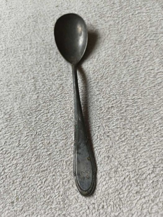 Łyżka stołowa posrebrzana . Długość 20 cm Grawer E.F.
