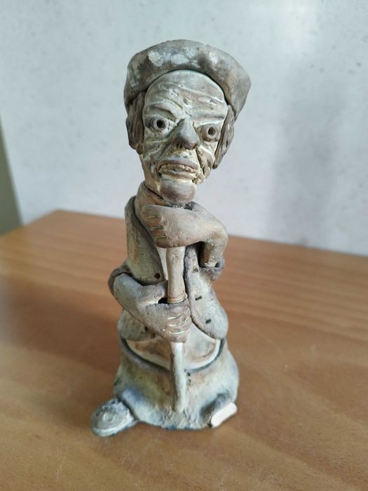 estatueta de homem com  chapéu e cajado autor A. Pacheco