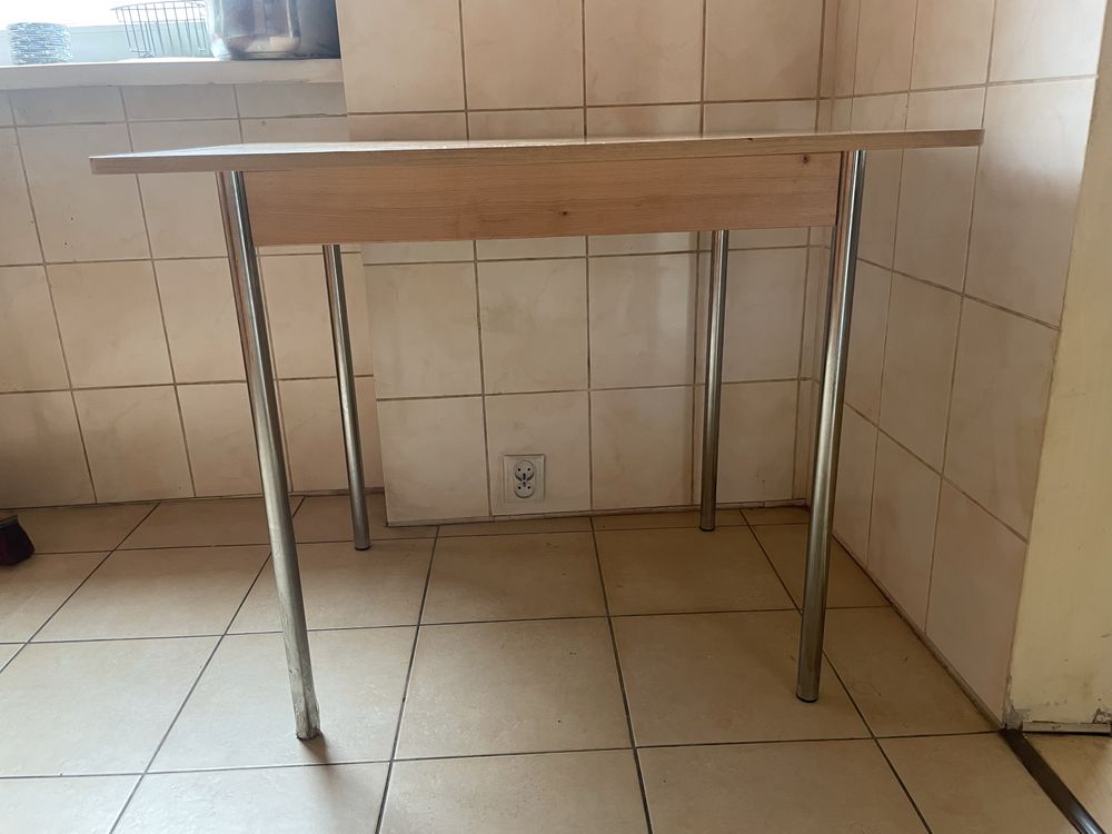 Stolik na metalowych nogach
