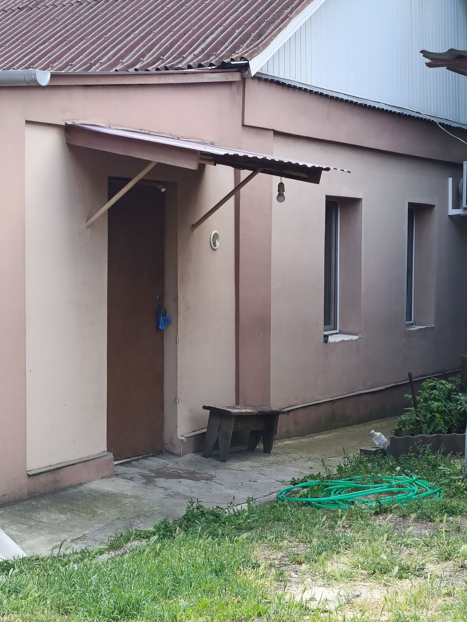 Продам бізнес базу, з житловим будинком, в місті,.