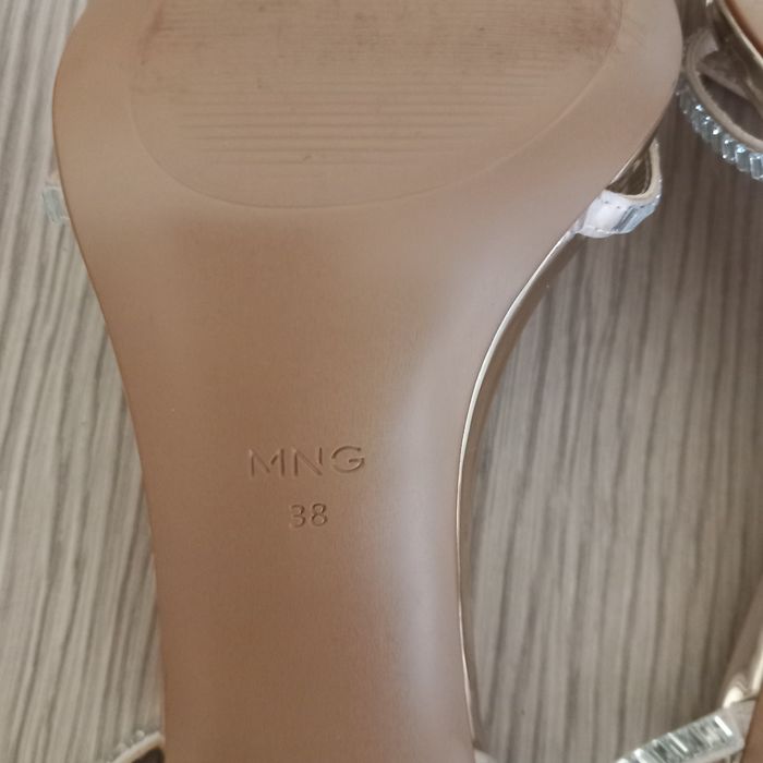 Sandálias salto douradas Mango