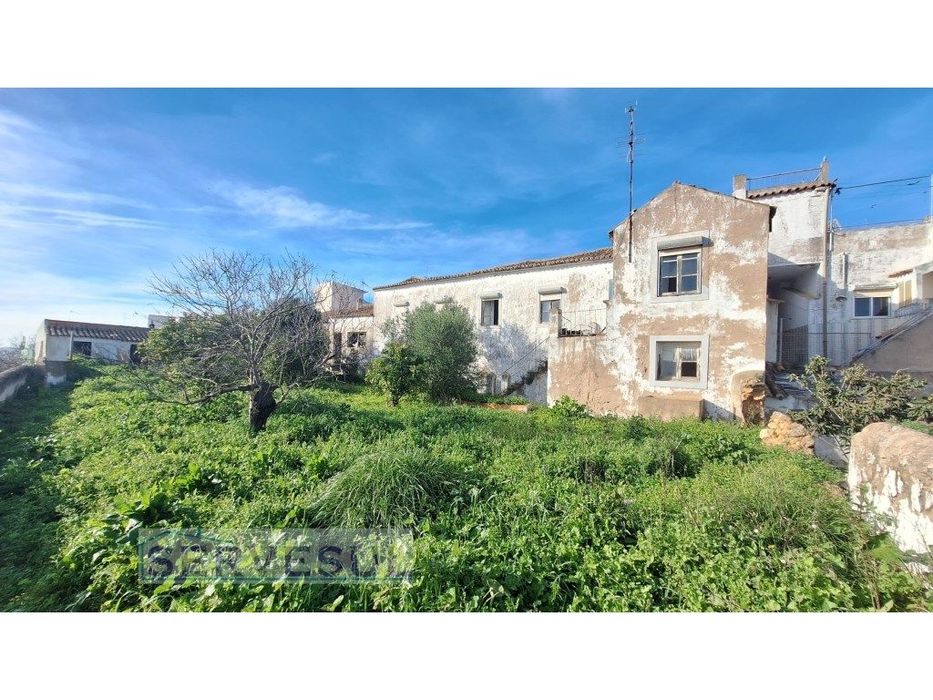 Casa centenária para reconstrução, localizada no centro Histórico d...