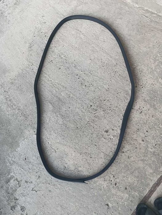 Ущільнювач передніх дверей на пежо 3008