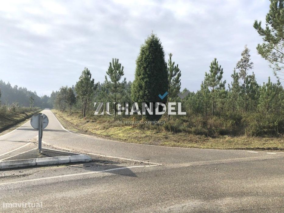 Lote de terreno com cerca de 26.000 m2 inserido em espaço para Ativ...