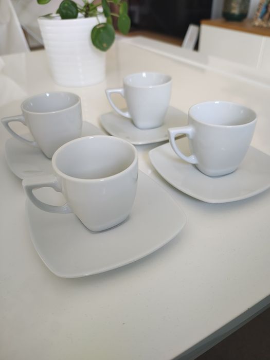 4 chávenas de café + pires