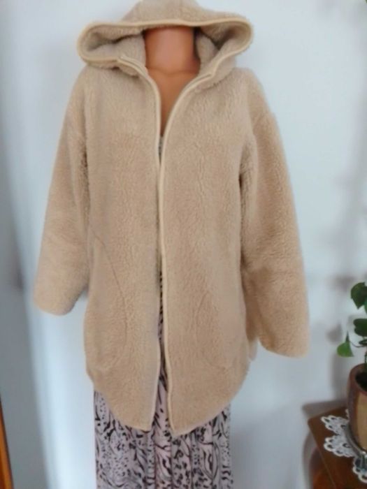 Beżowa bluza z kapturem