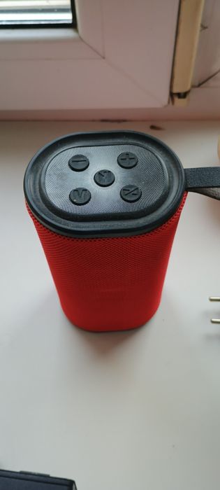 Колонка. Гарно грає батарею тримає.