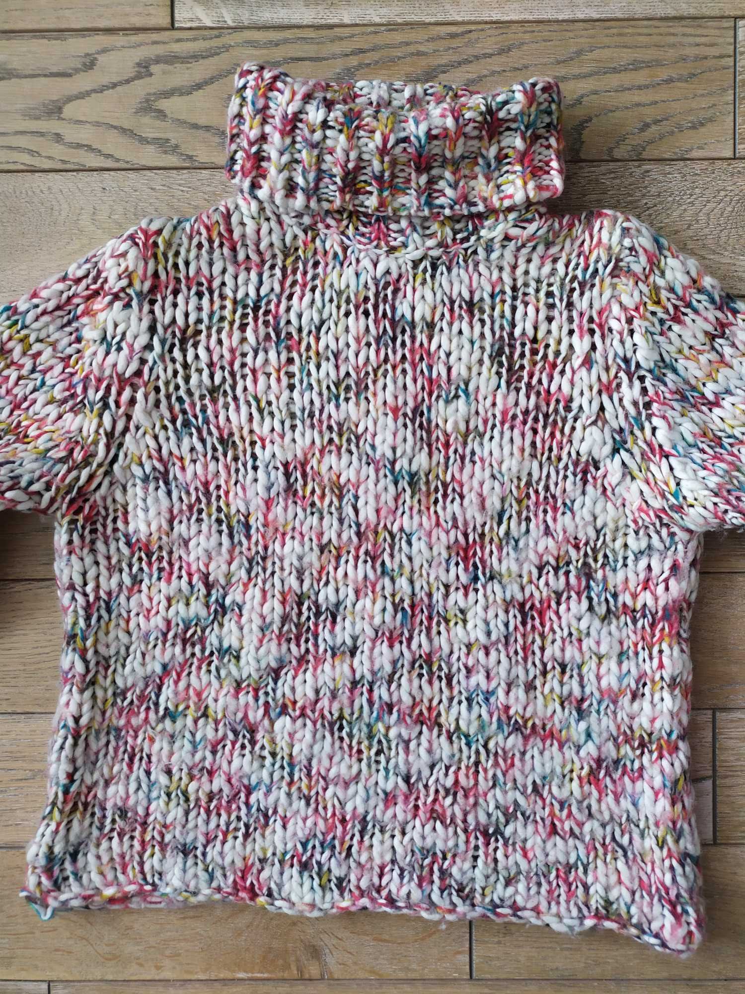 Kolorowy sweter z golfem Piękny kolorowy golf