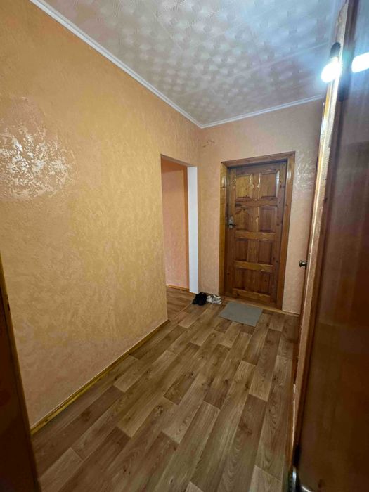 1к, озерна , середній , поверх, поруч озера , мінімальне оформлення