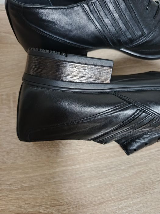 Нові чоловічі туфлі.