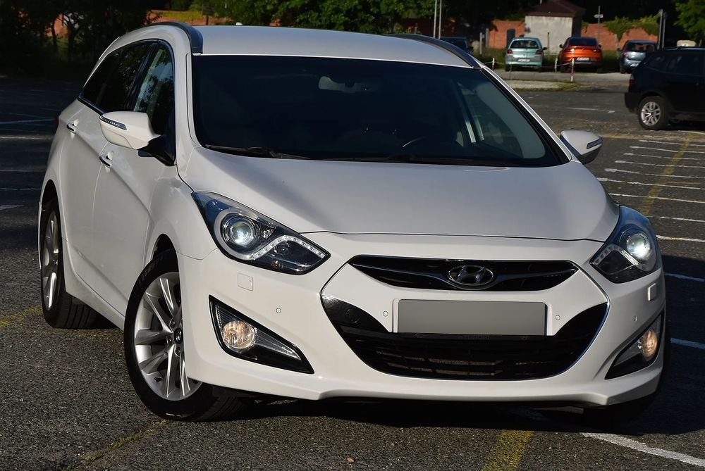 Hyundai i40 EXCLUSIVE NAVI/Kame/Aut+F1/Alu17/Klimatr/Xen+LED/KeyLess/Temp/Parktron